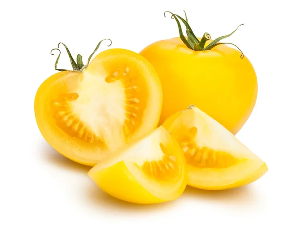 Gelbe ganze und in Scheiben geschnittene Tomaten — Stockfoto