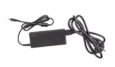 güç adaptörünün yolu beyazda izole edildi