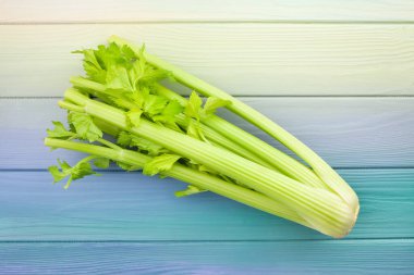 Ahşap arka planda kereviz sapı