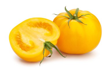 Dilimlenmiş sarı domates yolu beyaz üzerinde izole