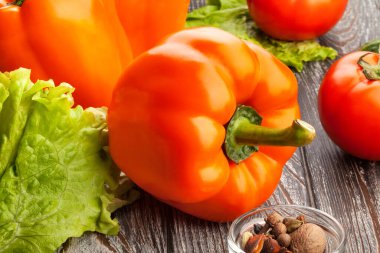 ahşap zemin üzerinde turuncu biber