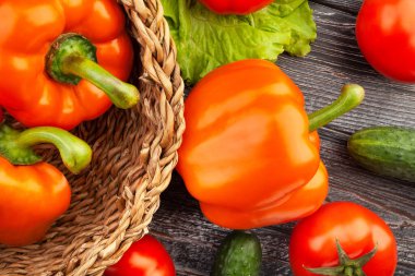 ahşap zemin üzerinde turuncu biber