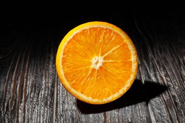 Ahşap arka planda dilimlenmiş portakal meyvesi