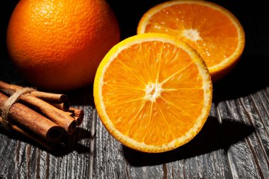 Ahşap arka planda dilimlenmiş portakal meyvesi