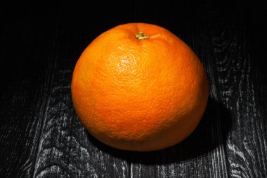 Ahşap arka planda bir greyfurt