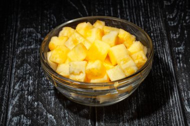 ananas ahşap arka plan üzerine dilimlenmiş