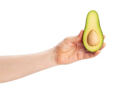 Dilimlenmiş avokado beyaz yolda izole edilmiş.