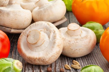 Ahşap arkaplanda mantar grubu