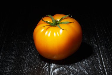 Ahşap zemin üzerinde sarı domates