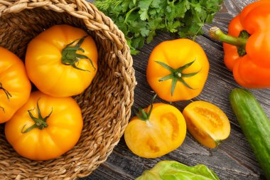 Ahşap zemin üzerinde sarı domates