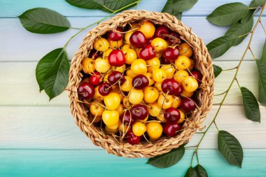 Ahşap arka planda kiraz karışımı