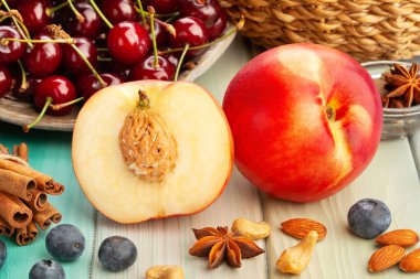 Tahta arka planda dilimlenmiş beyaz nektarin.