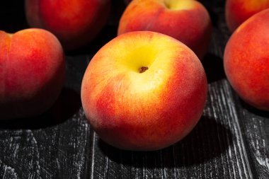 şeftali grubu ahşap arka planda