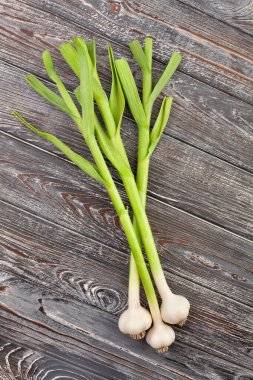 Tahta arka planda genç sarımsak