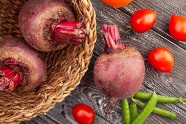 Ahşap arka planda pancar grubu