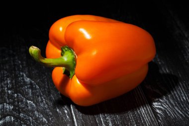ahşap zemin üzerinde turuncu biber