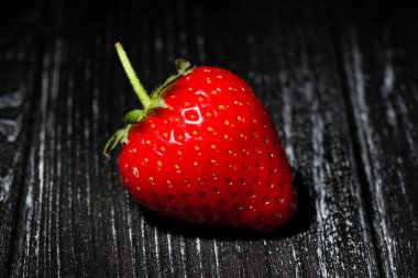 Ahşap arkaplanda çilek grubu