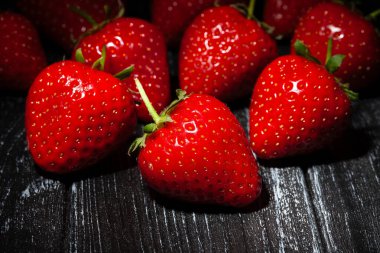 Ahşap arkaplanda çilek grubu