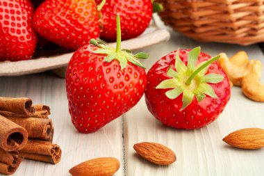 Ahşap arkaplanda çilek grubu