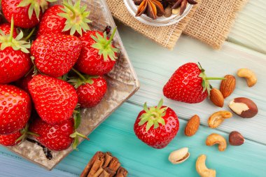 Ahşap arkaplanda çilek grubu