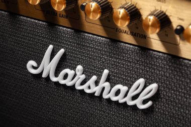 Marshall Gitar Amfisi logosu yakın plan.