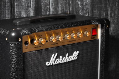 Ahşap arka planda Marshall gitar amfisi