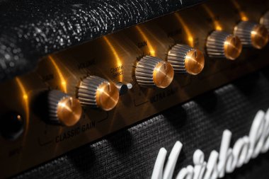 Marshall gitar amfi kontrol düğmeleri