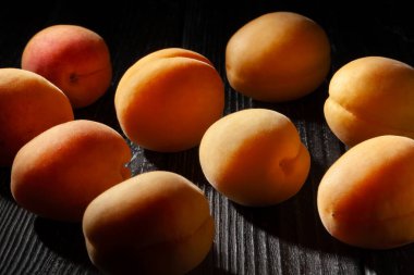 Ahşap arka planda kayısı grubu