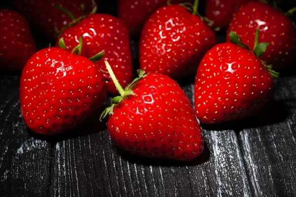 Ahşap arkaplanda çilek grubu