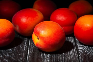 Ahşap arka planda kayısı grubu