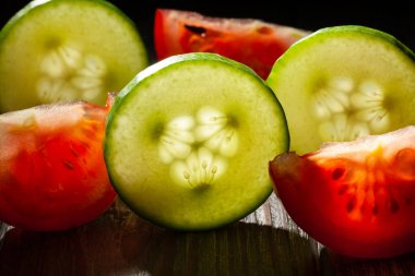 Ahşap zemin üzerinde dilimlenmiş domates salatalığı