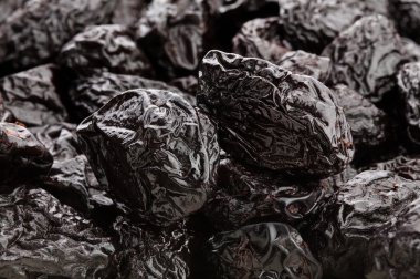 Karanlık lezzetli kuru erik