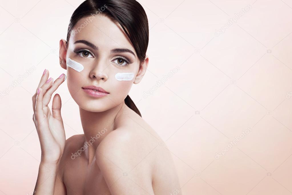 Skin care lady putting face cream — Stock Photo © RomarioIen 65078239
