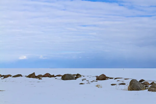 Mer Baltique gelée par l'île de Kihnu, Estonie . — Photo