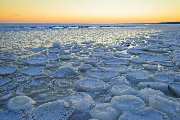 Mar Baltico in inverno di Lapmezciems, Lettonia — Foto Stock