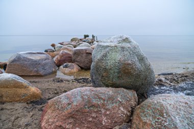 Riga Körfezi içinde eski yıkık dalgakıran.