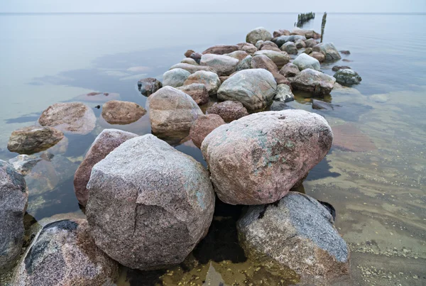 Régi tönkretette hullámtörő a Rigai-öbölben. — Stock Fotó