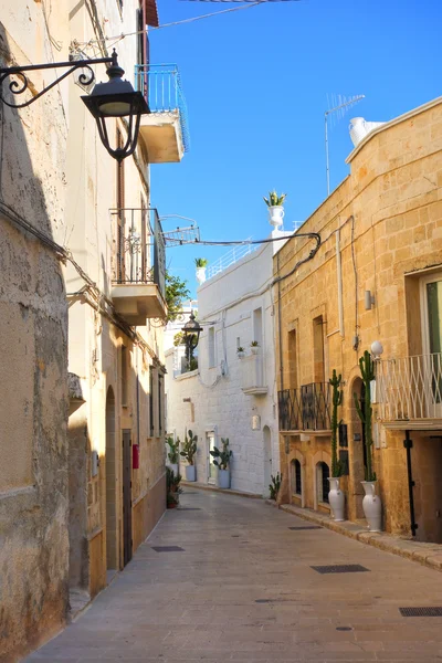 En gränd. Monopoli. Apulien. Italien. — Stockfoto