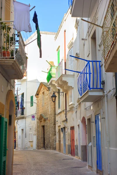 Een steegje. Monopoli. Een Puglia. Italië. — Stockfoto