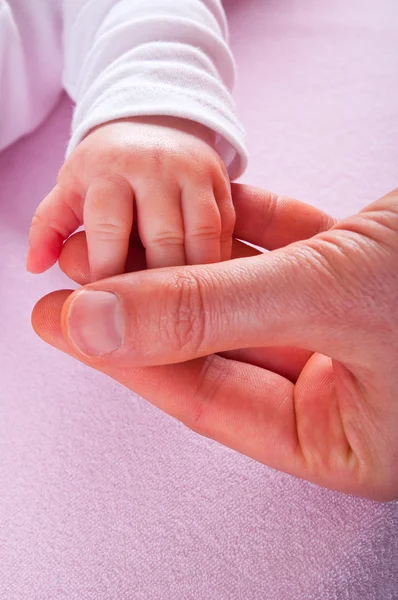 彼女の赤ちゃんの小さな手を握って母 s 手 — ストック写真