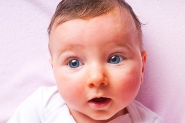 Bir kız komik bebek resmi.