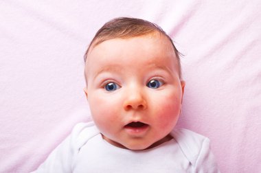 Bir kız komik bebek resmi.