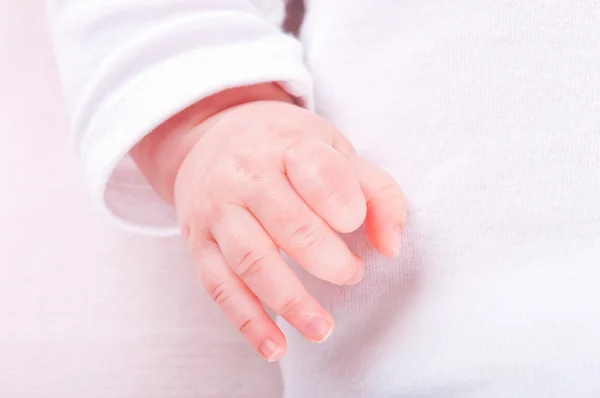 Primer plano de una pequeña mano de niña . — Foto de Stock