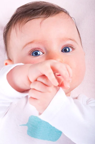 재미 있는 아기 소녀 핑크 담요에. — 스톡 사진
