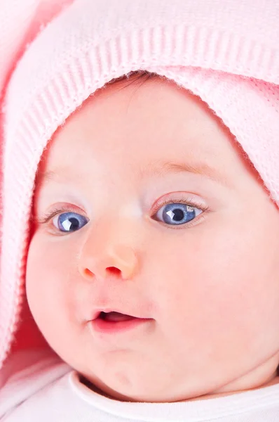 Engraçado bebê menina no cobertor rosa . — Fotografia de Stock