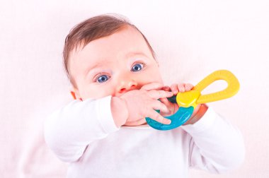 Kız bebek çıngırağı teether oyuncak ile.