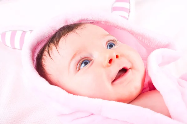 Babymeisje in roze badjas. — Stockfoto