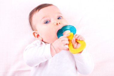 Kız bebek çıngırağı teether oyuncak ile.