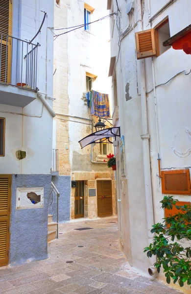 Alleyway. Monopoli. Puglia. Italy. — Stock Photo, Image