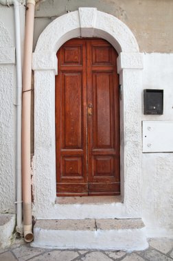 Ahşap kapı. Polignano bir kısrak. Puglia. İtalya 